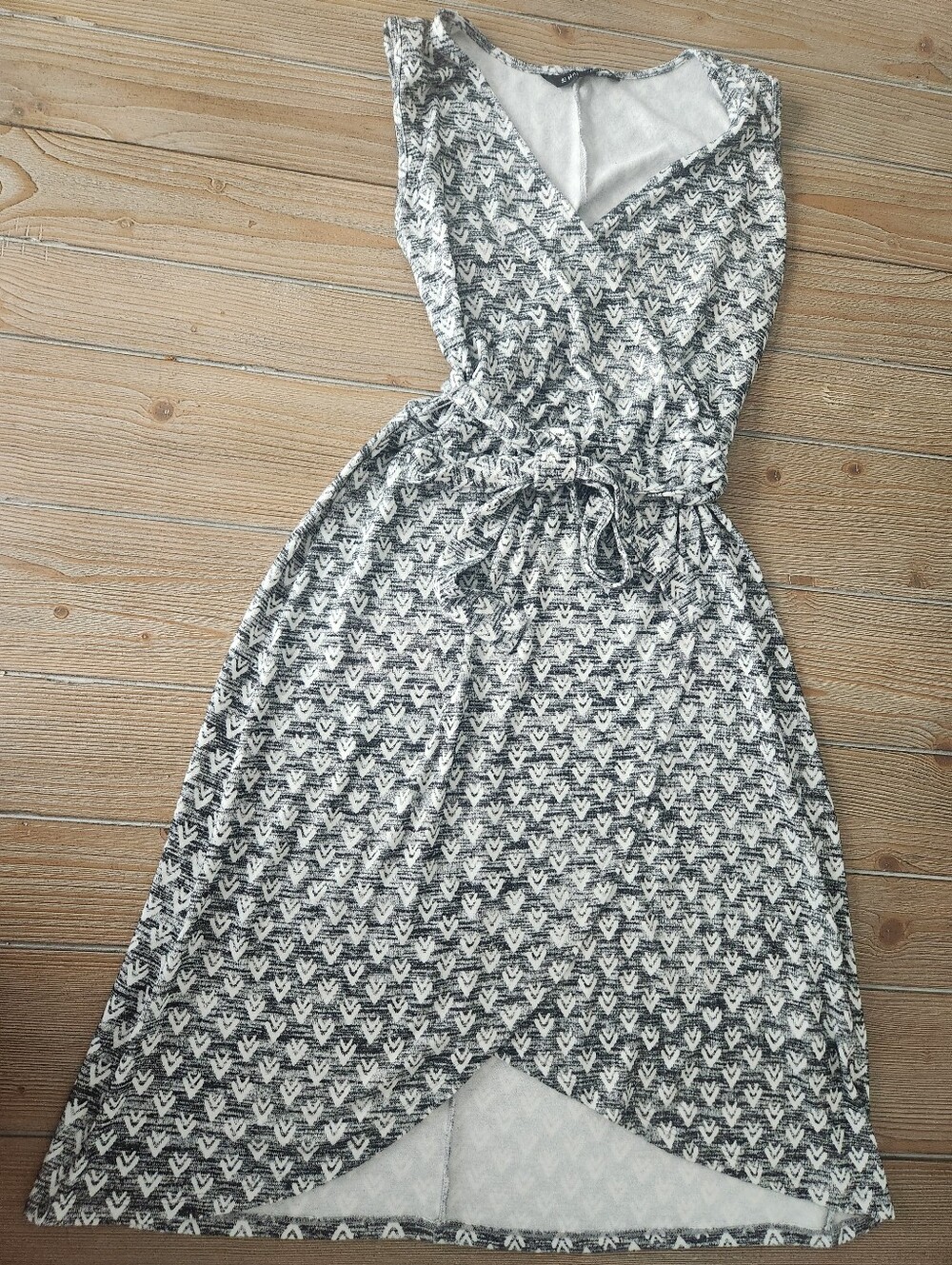 Sleeveless V-Neck Grey & White Patterned Tie-Waist Dress